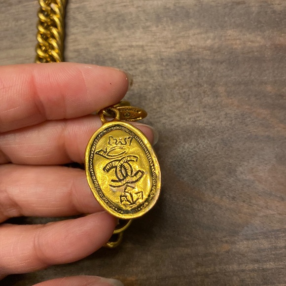 Vintage authentic Chanel crown motif bracelet - Picture 5 of 6